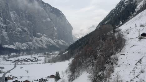 Antena-De-Drones-De-Lauterbrunnen-Rodeada-Por-La-Montaña-Eiger-En-Los-Alpes-Suizos