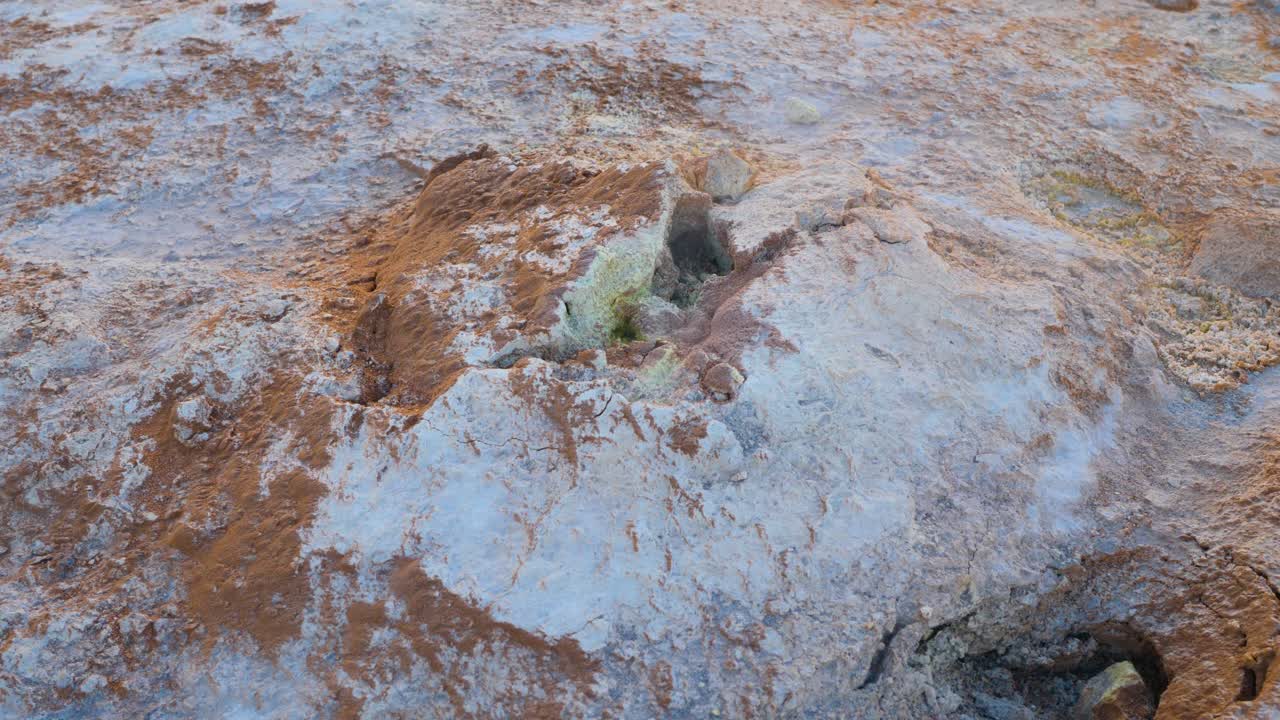 vapor blanco que sale de un fumador de azufre en islandia