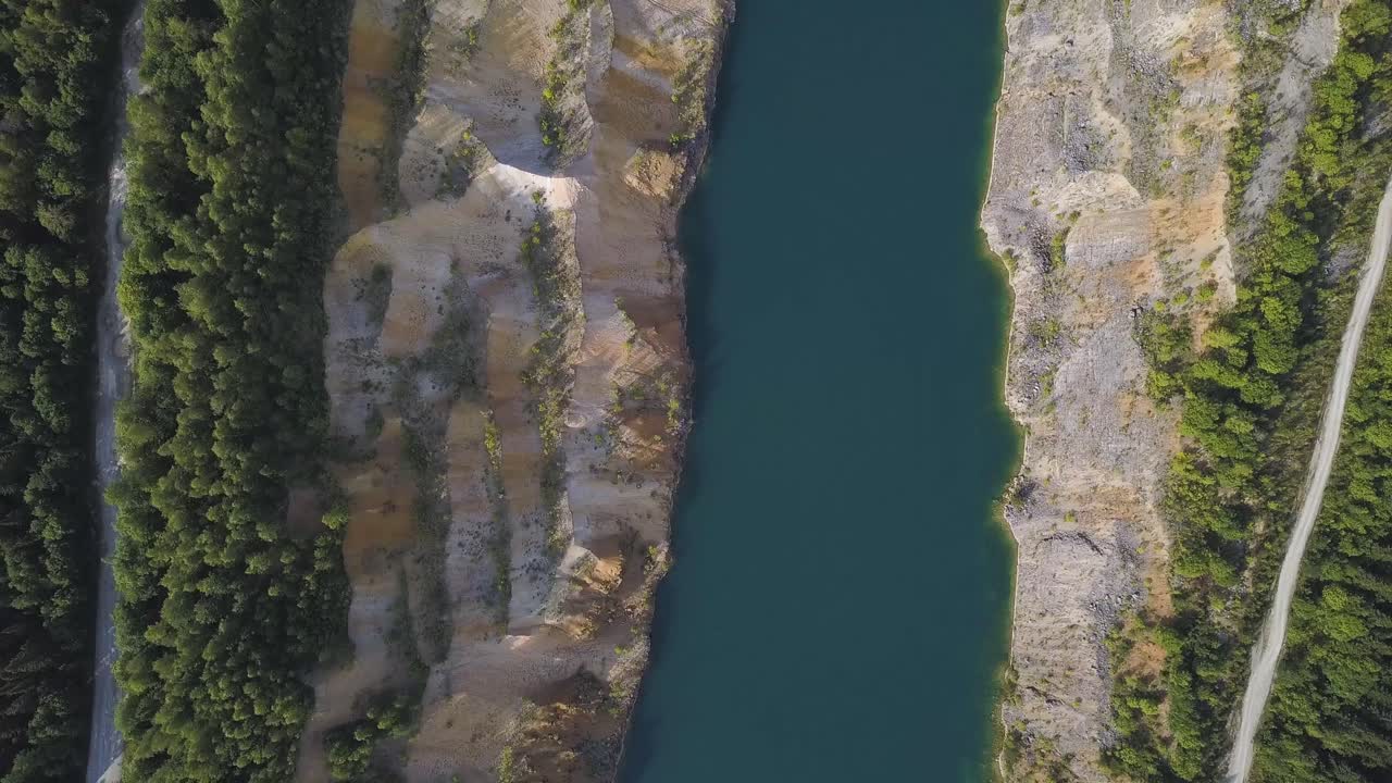 광산 과 호수 의 공중 사진