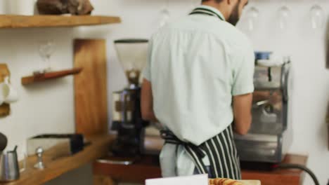 Video-De-Un-Feliz-Vendedor-Masculino-Del-Medio-Oriente-En-Una-Cafetería.