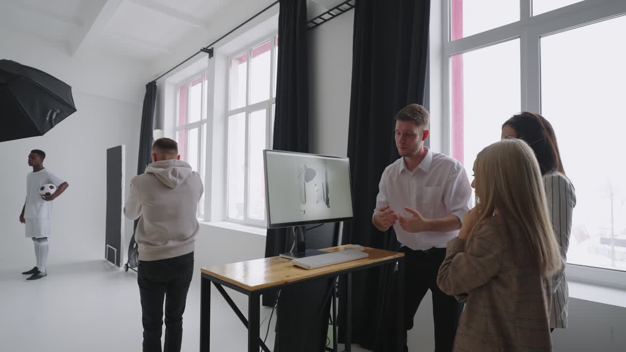Un modello sportivo di colore posa per manifesti pubblicitari. Gioca con il pallone per scatti spettacolari. Rivista di sport elegante e alla moda. Un servizio fotografico realizzato con attrezzatura professionale in studio.
