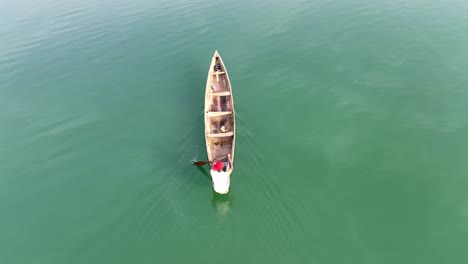 Antena---Toma-Cenital-De-Un-Hombre-Remando-Su-Canoa-En-Un-Lago