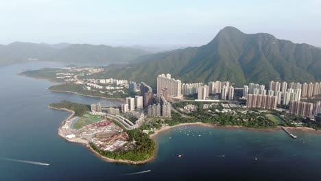 vista aérea del área de hong kong wu kai sha con un moderno complejo de edificios residenciales y la bahía abierta del puerto de tolo