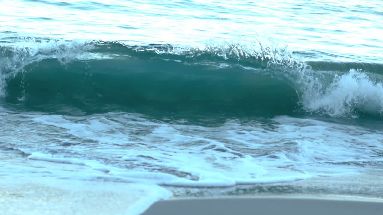 아침에 파도가 부히고