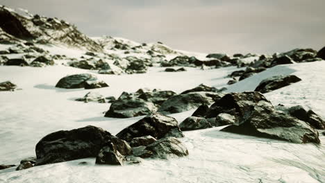 Roca-De-Lava-Y-Nieve-En-Invierno-En-Islandia