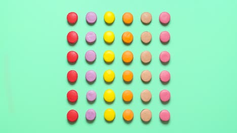 galletas de macarrones moviéndose en un fondo de color, vista superior, animación en movimiento de parada