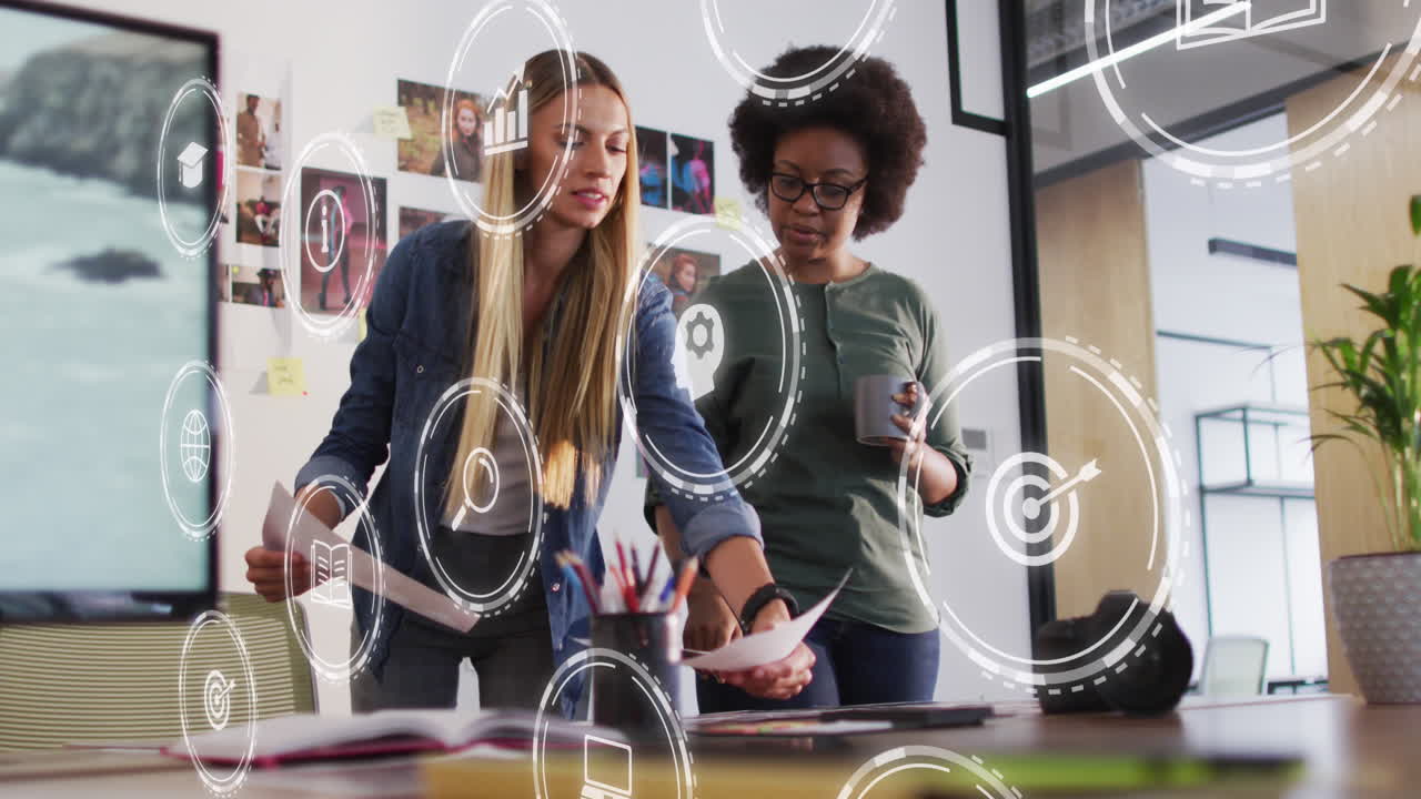 Animazione di icone aziendali su diverse donne d'affari che discutono di lavoro.