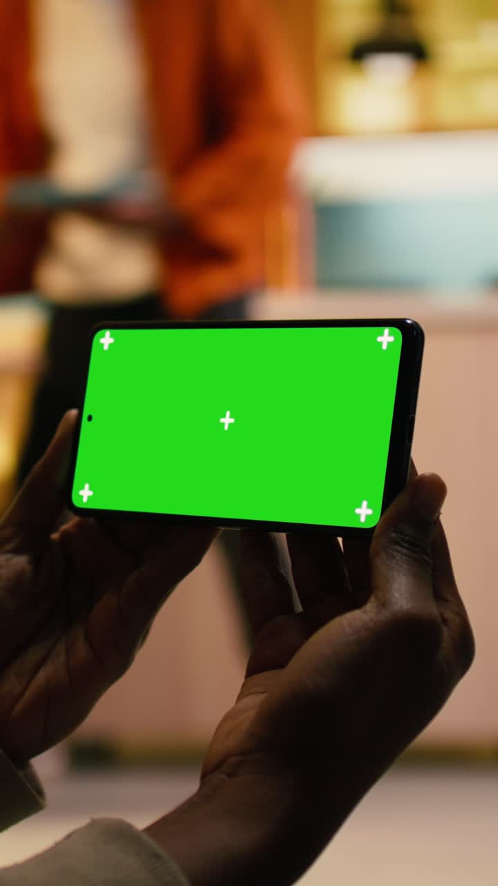 Video verticale: Schermo verde isolato su telefono cellulare accanto a una donna di colore che si rilassa