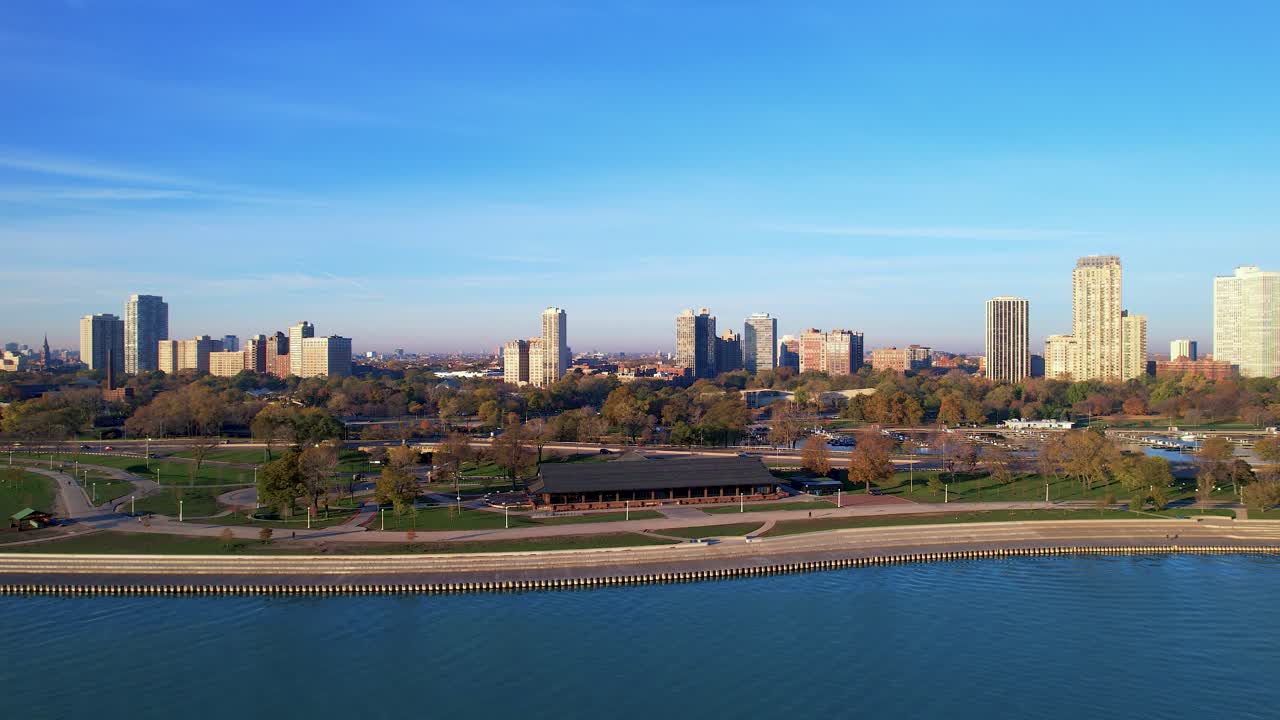 호숫가 드론 영상 옆에 있는 녹색 도시 스카이라인