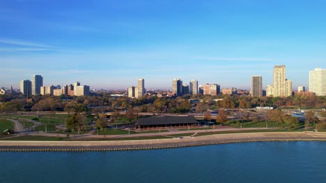 el horizonte de la ciudad verde junto a las imágenes del dron de la costa del lago