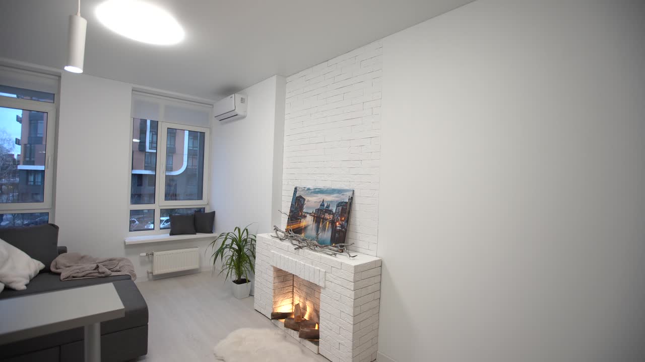 Interni di lussuoso soggiorno in stile loft, appartamenti con camino