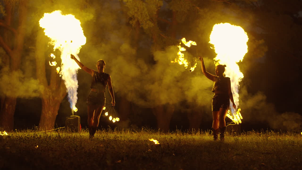 espectáculo de bailarines de fuego por la noche