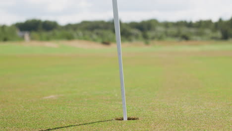 Hombre-Afroamericano-Practicando-Golf-En-El-Campo-De-Golf.