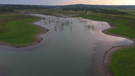 Wunderschöne-Luftaufnahme-Des-Canyon-Lake-Und-Der-Texanischen-Hügellandschaft-Während-Der-Dämmerung