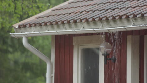 primer plano: las fuertes lluvias en el techo hacen que el canalón se desborde