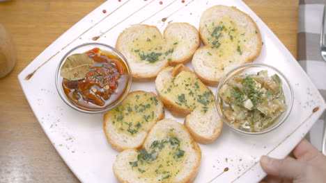 tostadas de pan con tomate encurtido y berenjena