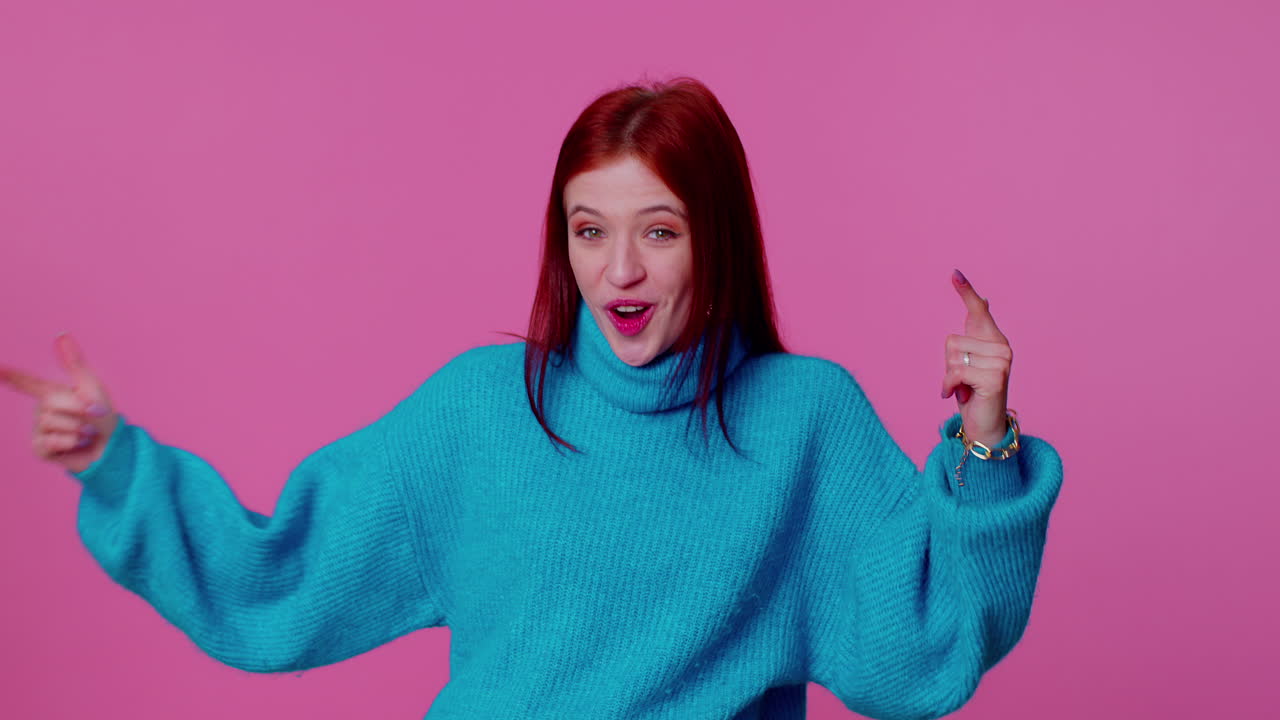 una joven adolescente feliz y emocionada aparece desde abajo saludando con la palma de la mano, saludando con una sonrisa amistosa