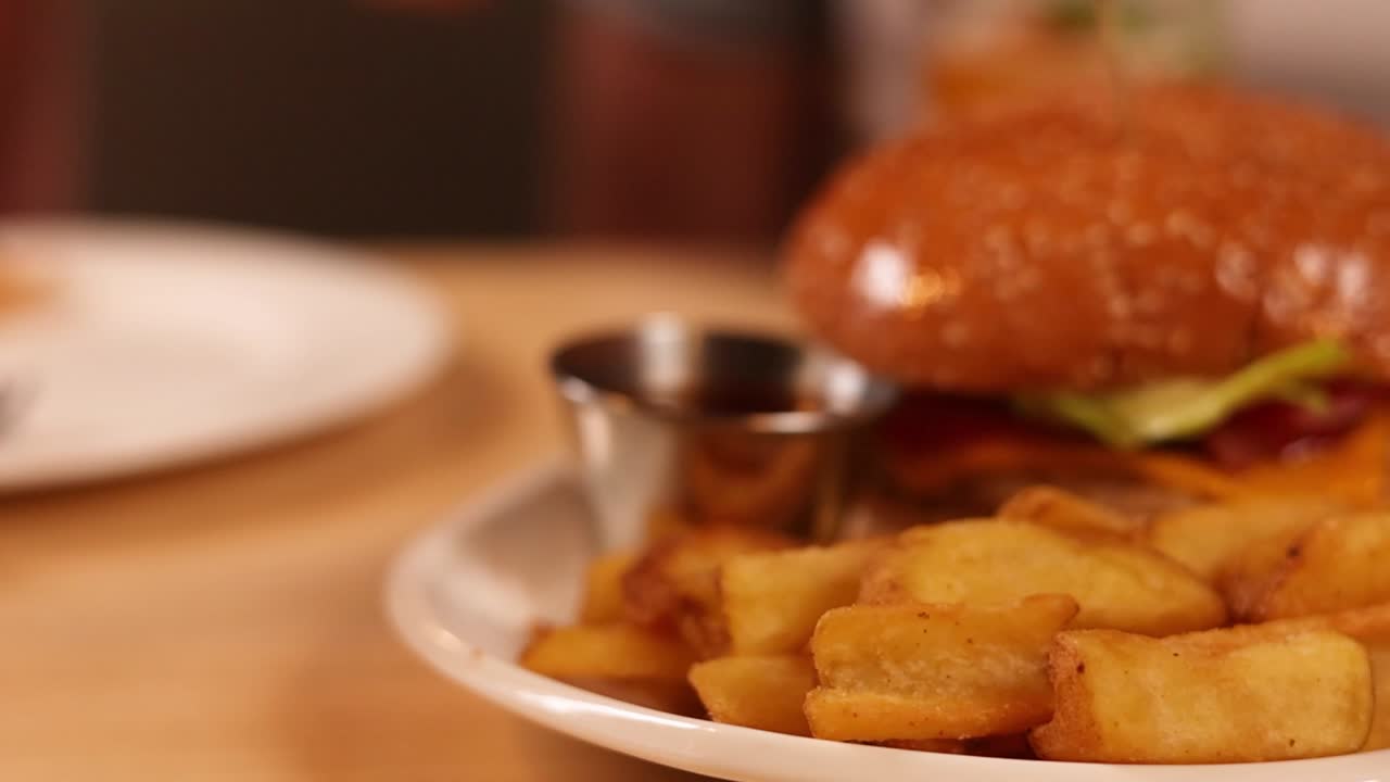 햄버거와 감자김을 먹는 여자