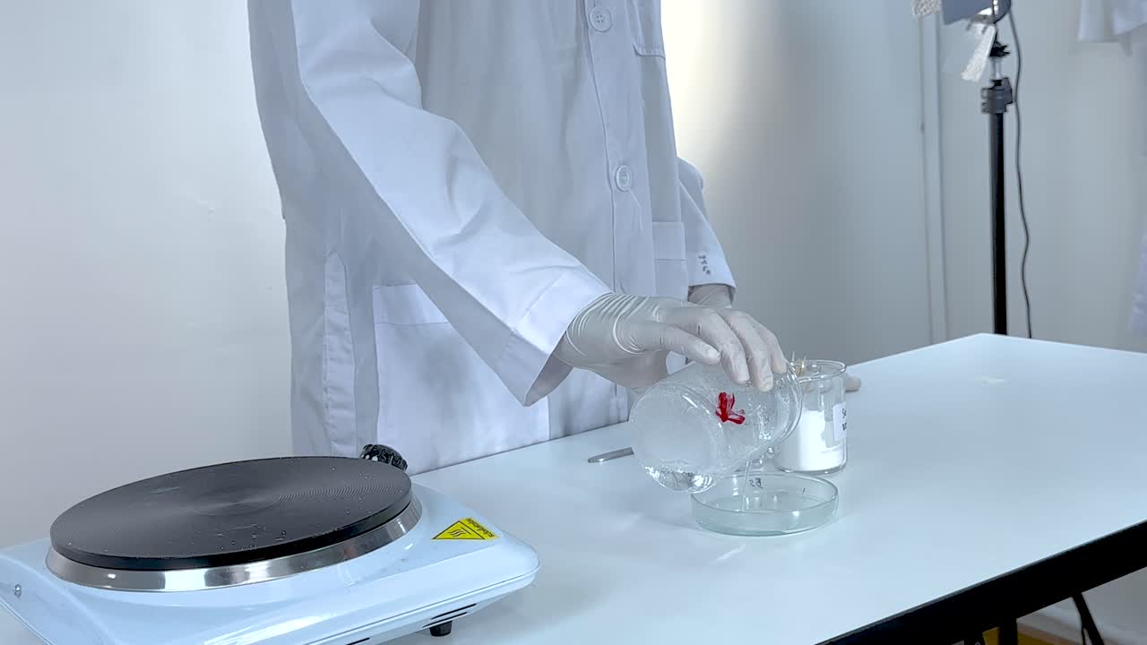 el científico demuestra el proceso de cristalización del acetato de sodio