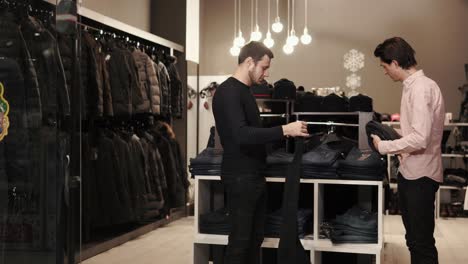hombres probando pantalones en una tienda de ropa