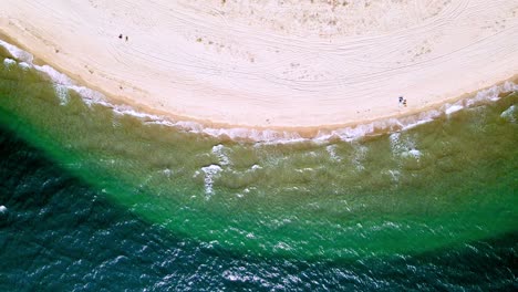 Luftclip-Von-Oben-Nach-Unten-über-Einem-Tropischen-Strand-Mit-Goldenem-Sand-In-Der-Gegend-Von-Keramoti,-Kavala,-In-Nordgriechenland-In-4k