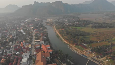 fotografía amplia de vang vieng laos con la luz de la mañana, desde el aire