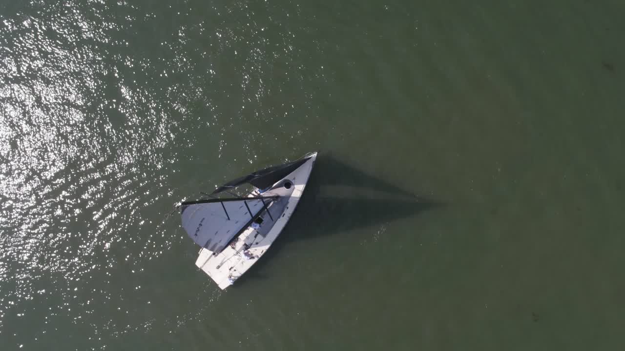 yate de vela en el océano