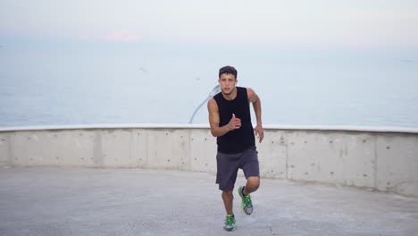 el hombre corre al aire libre en el garaje del nivel de estacionamiento