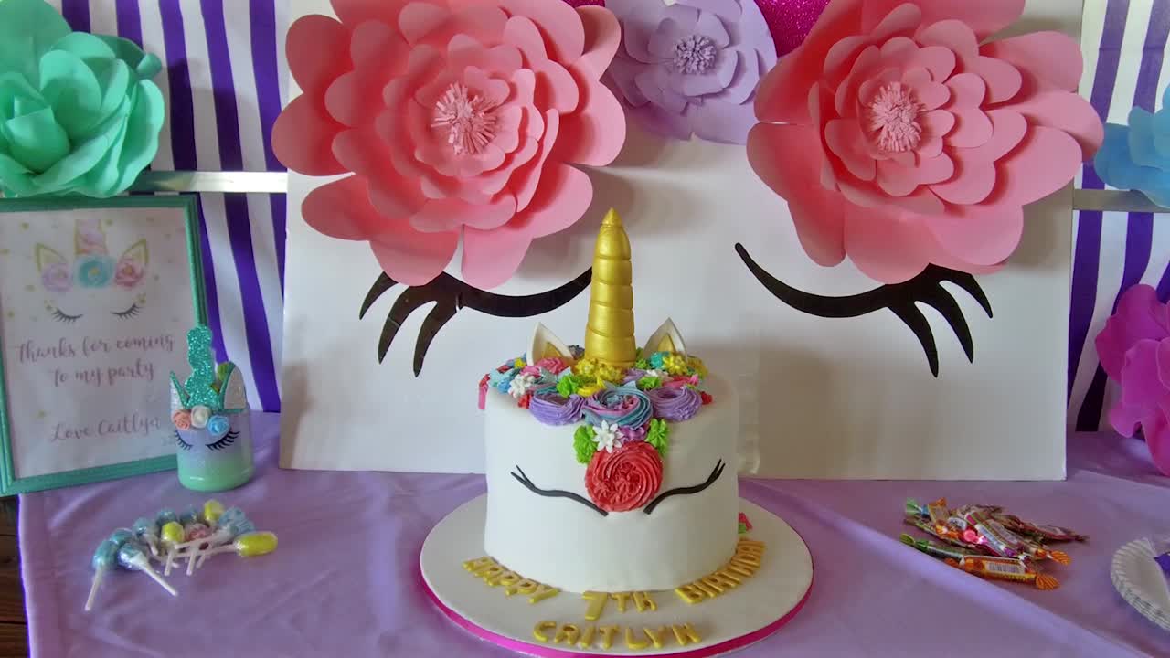 pastel de unicornio en la fiesta de cumpleaños de un niño