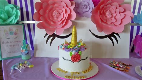 Pastel-De-Unicornio-En-La-Fiesta-De-Cumpleaños-De-Un-Niño