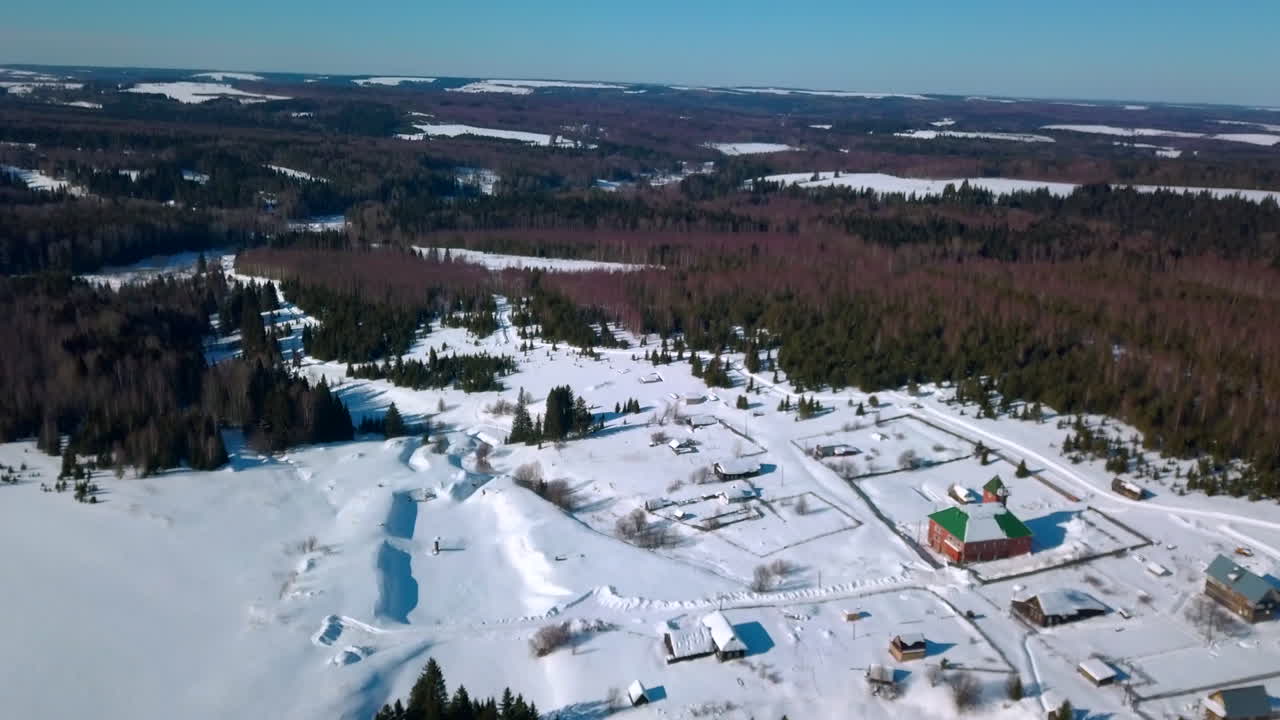 숲 풍경 에 있는 눈 인 마을 의 공중 사진