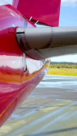 aviones en movimiento en la pista de aterrizaje en el aeropuerto de gold coast