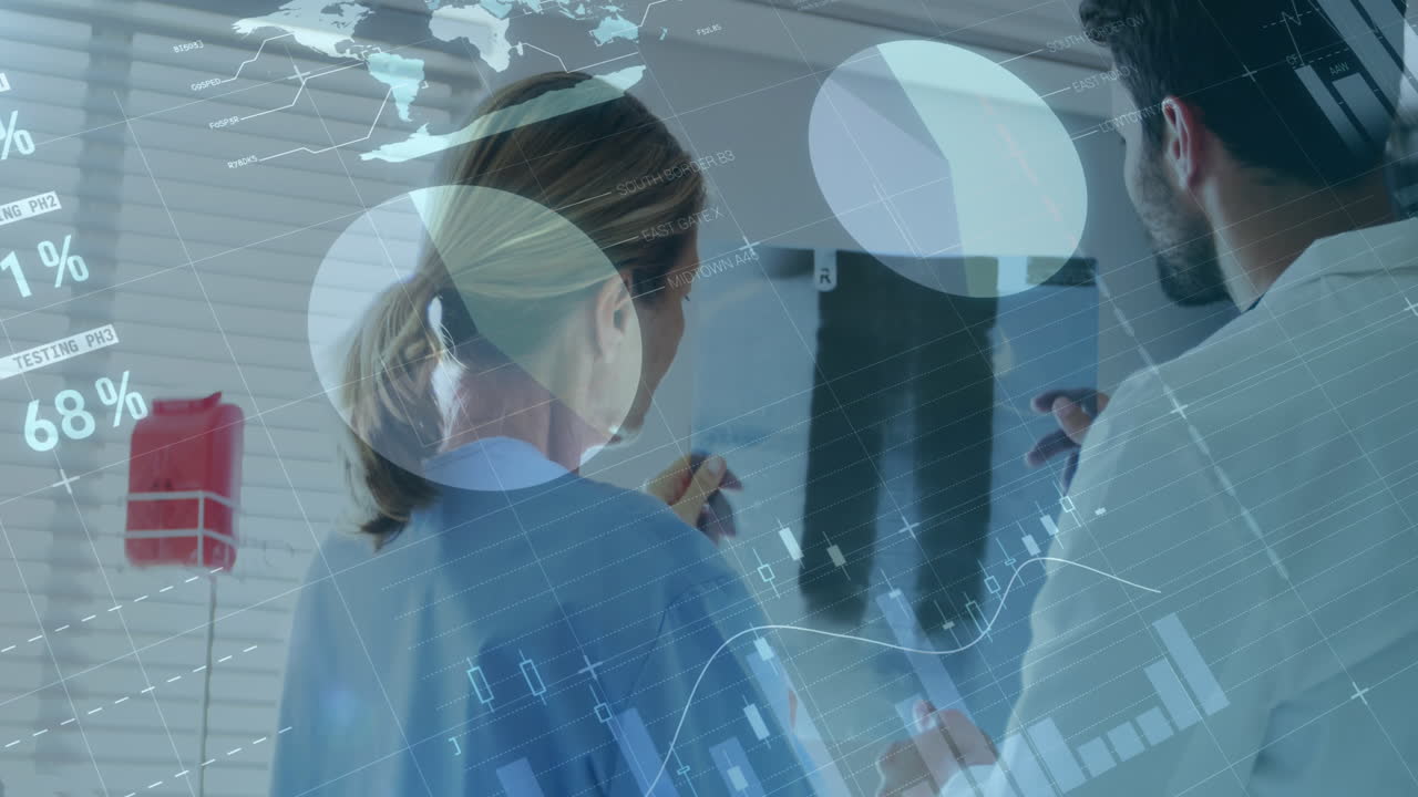 animación de la interfaz infográfica sobre diversos médicos que analizan el informe de rayos x del paciente