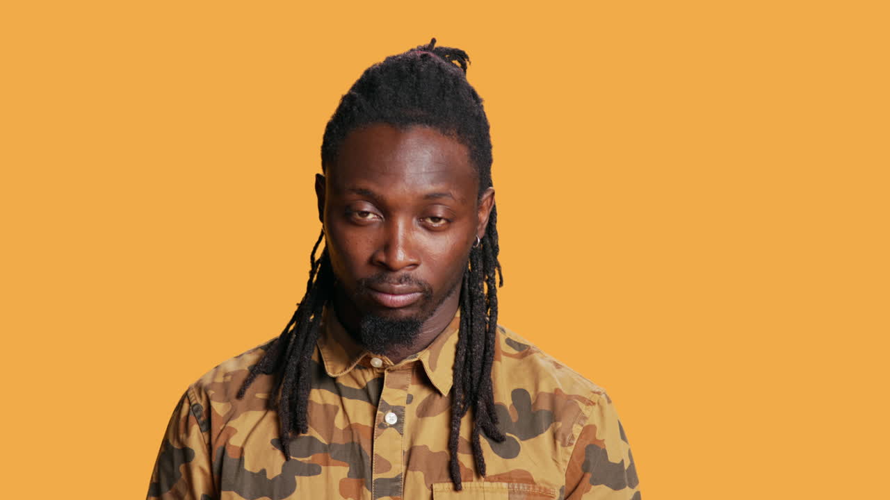 persona segura sonriendo frente a la cámara y posando