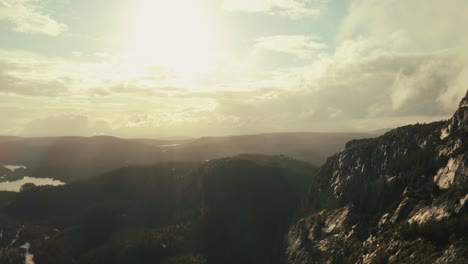 sol brillante y cielo nublado sobre la montaña skrim en telemark, noruega
