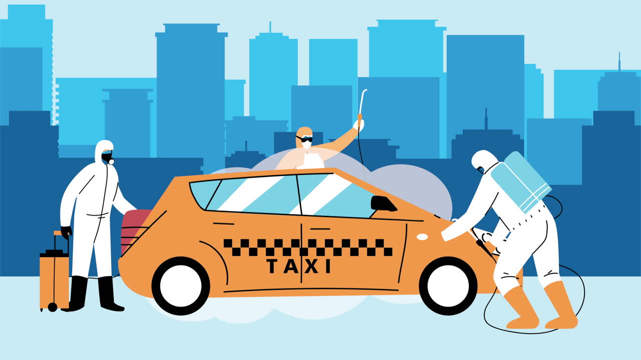 trabajadores con trajes de bioseguridad y pulverizadores desinfectantes servicio en taxi