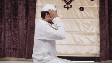 Hombre-Indio-Preparándose-Para-Las-Oraciones-De-Ramadán