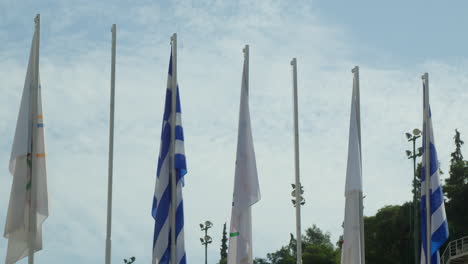 Fahnen-Wehen-Vor-Blauem-Himmel-Im-Panathinaiko-Stadion