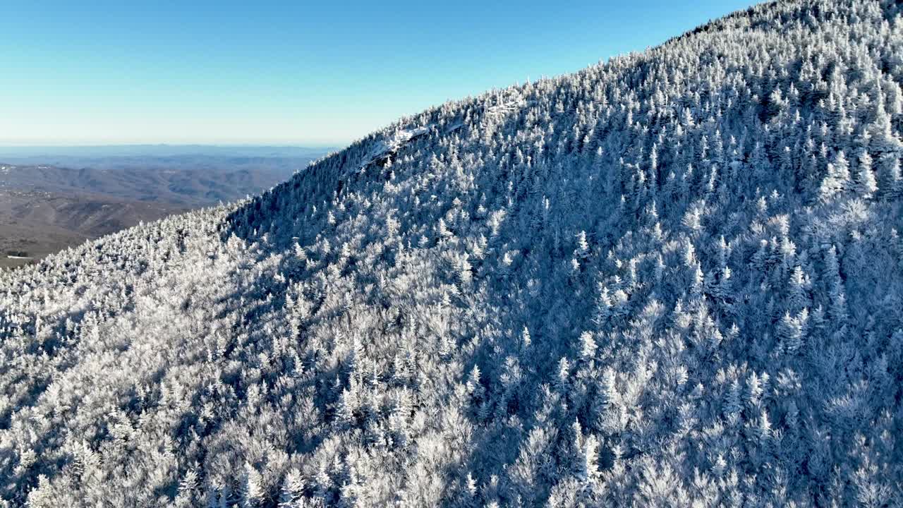 북캐롤라이나 주 n.c.에 있는 grandfather mountain의 꼭대기에 있는 rime ice and snow에서 공중으로 아져 나온다.