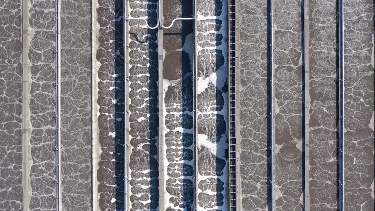 현대적인 폐수 공장에서의 물 처리 크, 강으로 배수하기 전에 청소 및 필터링