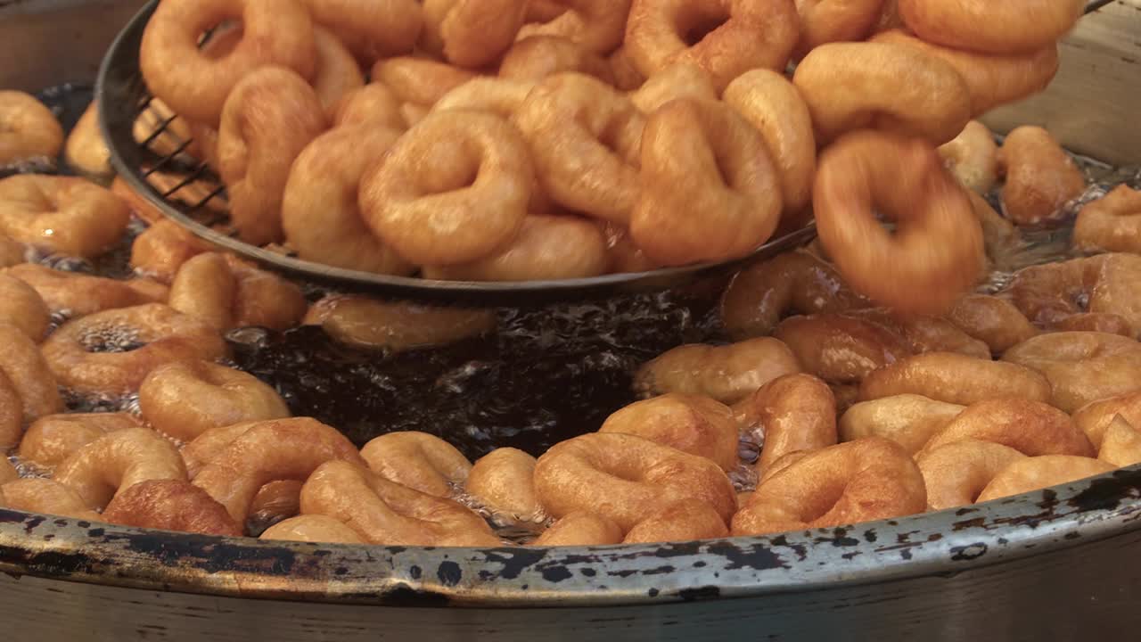 estos dulces bocados fritos son un postre tradicional de la calle en turquía