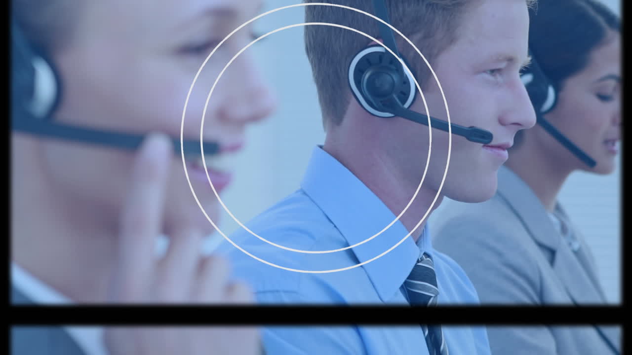 animación de escaneo de alcance en el marco de la película sobre personas de negocios que usan auriculares de teléfono