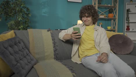 joven en el teléfono