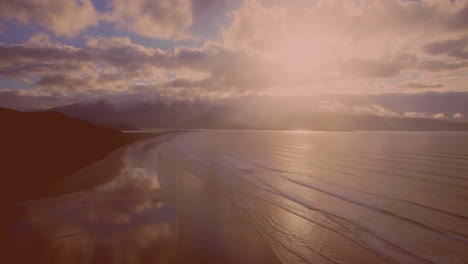 Vista-Aérea-Del-Paisaje-Con-Playa,-Mar-Y-Nubes-En-El-Cielo-Azul