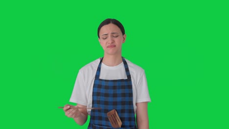 una triste ama de casa india probando mala comida pantalla verde
