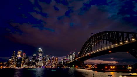 Großer-Tag-zu-Nacht-Zeitraffer-Der-Sydney-Harbour-Bridge-Und-Der-Skyline-Der-Stadt-Während-Des-Lebhaften-Lichterfests