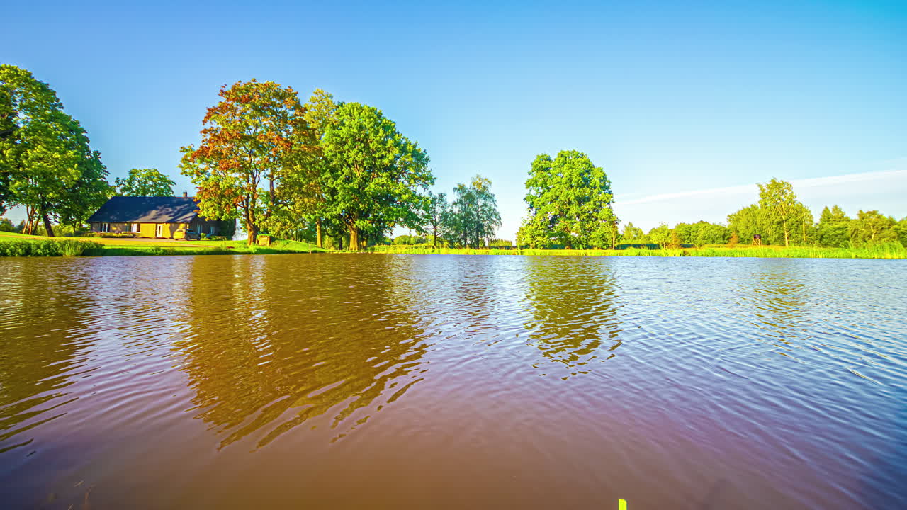 호수 의 목조 오두막 자연 녹색 과 나무 시간 지연 움직이는 구름