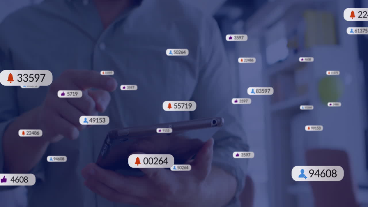 animación de iconos y procesamiento de datos sobre empresario caucásico usando tableta