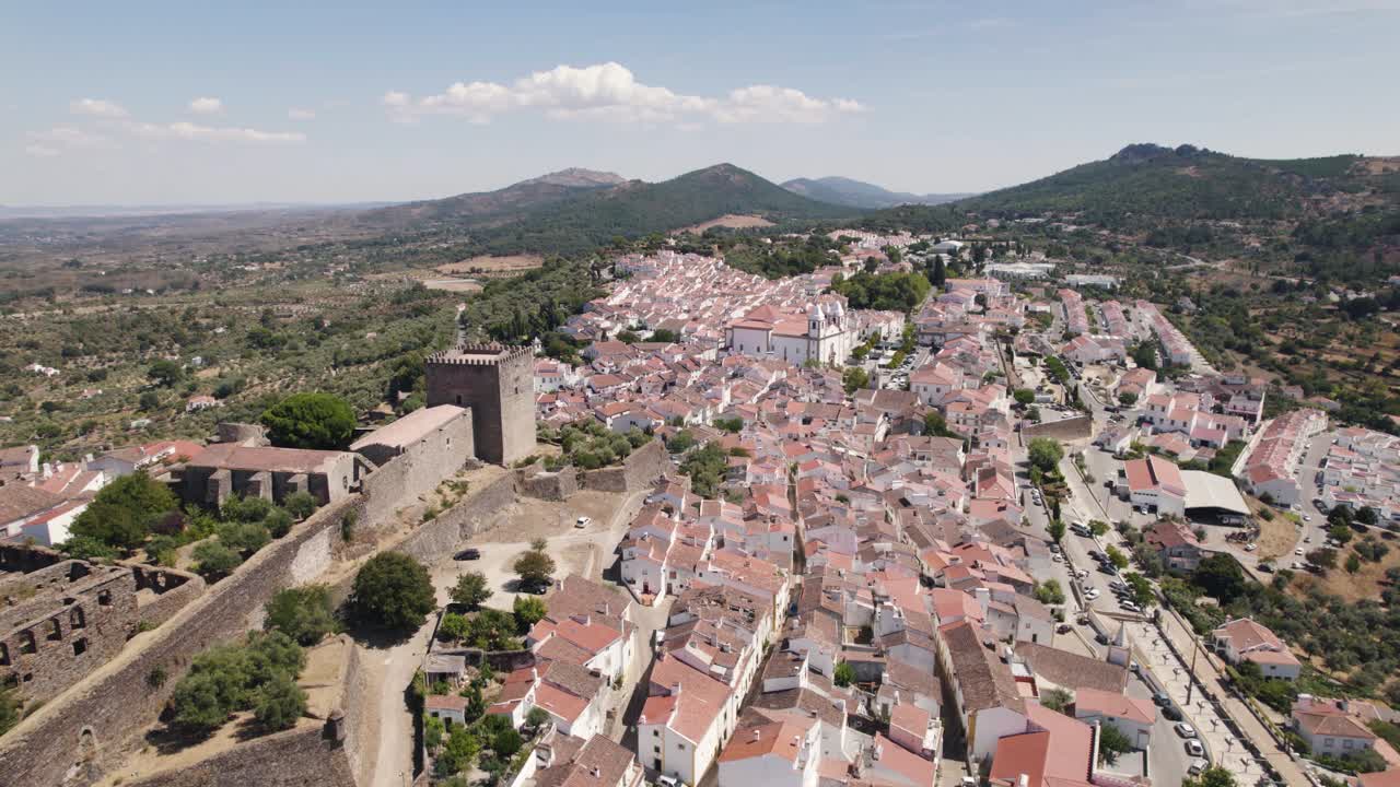 Sorvolo aereo del paesaggio urbano di Castelo de Vide, tradizionale cittadina dell'Alentejo in una giornata di sole