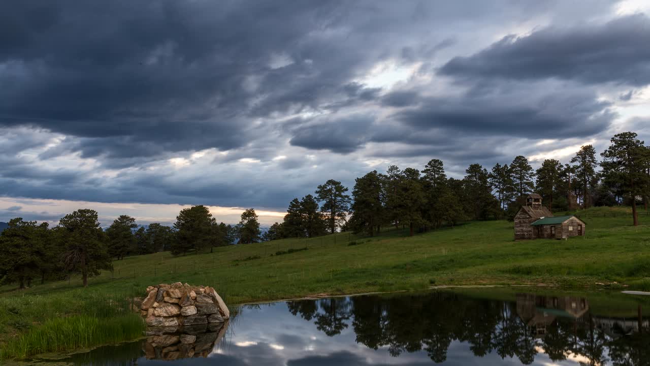 hermoso campo con un estanque, ciervos, nubes y una puesta de sol, cerca de genesee colorado